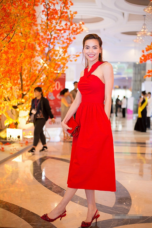 Ai xứng danh 'Nữ hoàng thảm đỏ' showbiz Việt tuần qua?
